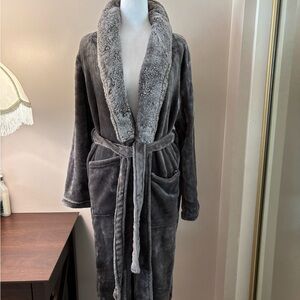 Plush Gray Robe with Faux Fur Collar (One Size)